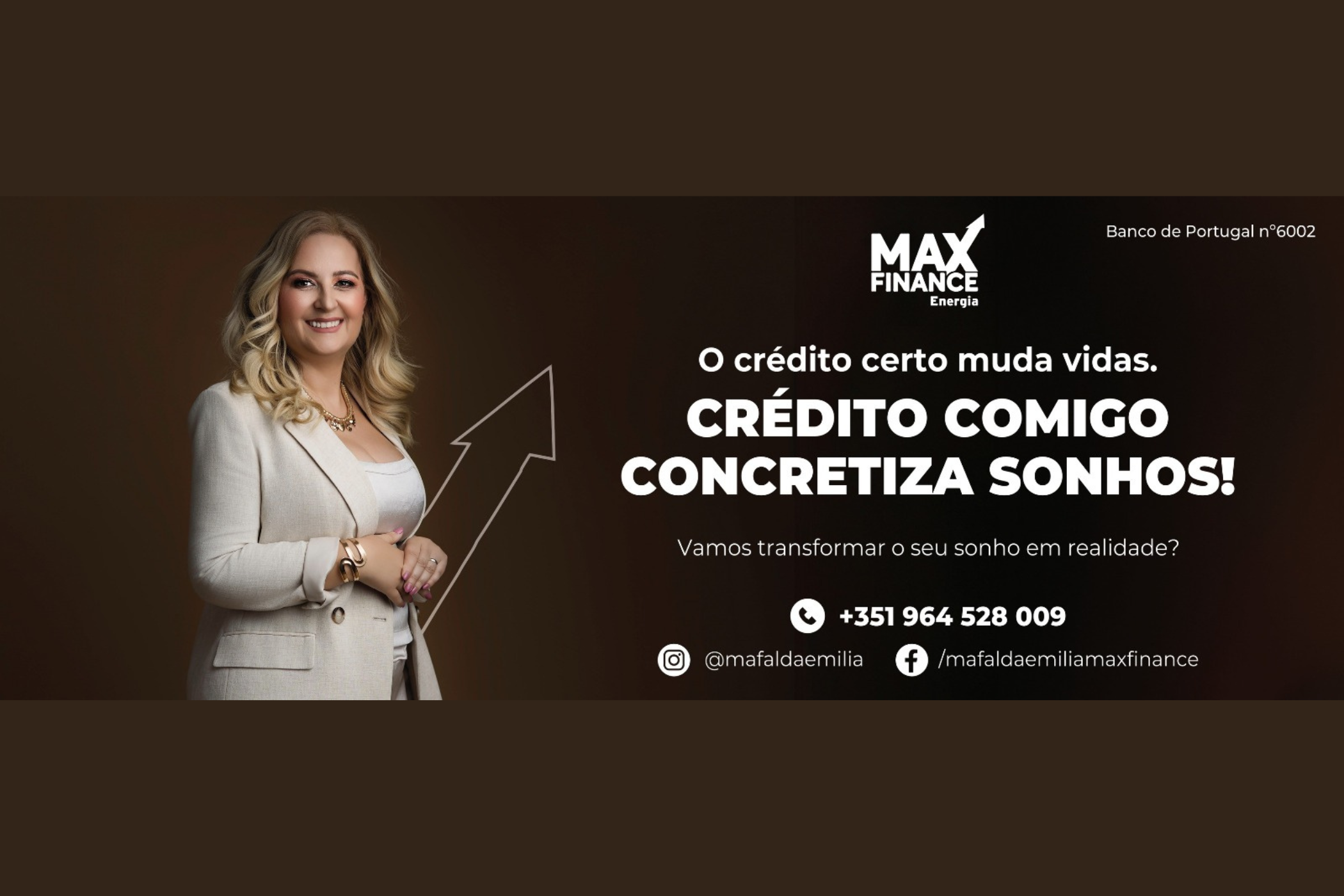 Banner institucional da MaxFinance Energia com o slogan “O crédito certo muda vidas. Crédito comigo concretiza sonhos!”. À esquerda, uma mulher de cabelo loiro e blazer bege sorri, transmitindo confiança e proximidade. À direita, o logótipo da MaxFinance Energia e contactos profissionais, com fundo castanho e seta ascendente que simboliza crescimento e sucesso financeiro.
