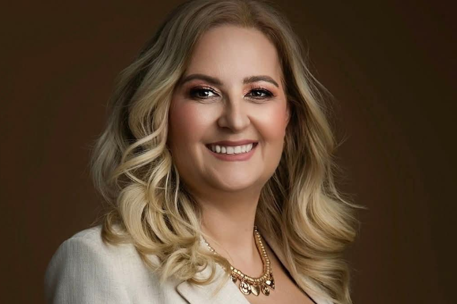 Mafalda Emilia CEO maxfinance energia a sorrir fundo castanho